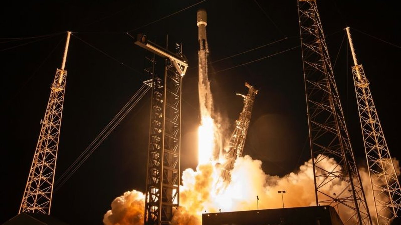 Keberhasilan peluncuran Satelit Nusantara Lima, satelit terbesar di Asia, membuka era baru kedaulatan antariksa Indonesia dan pemerataan akses internet hingga ke pelosok 3T.