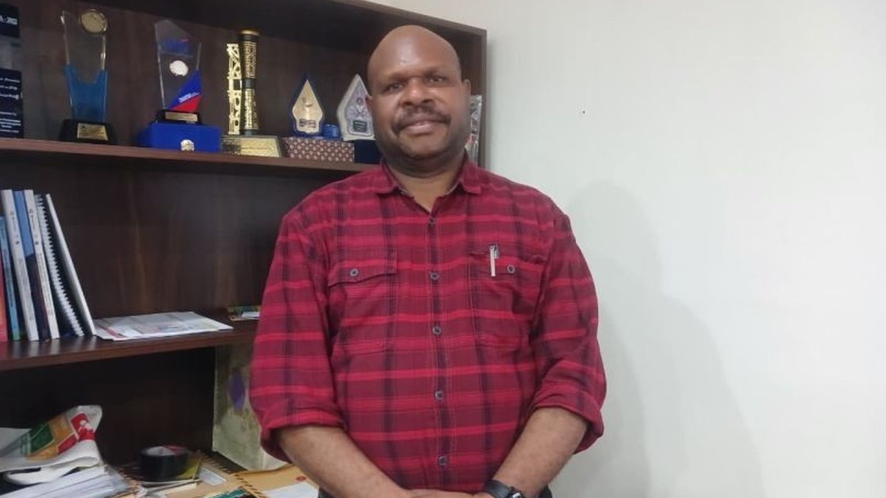 YPMAK menyampaikan duka mendalam atas musibah jatuhnya Heli Intan Angkasa di Distrik Jila, Mimika, yang menewaskan empat orang. Insiden ini memicu seruan untuk kewaspadaan lebih tinggi terhadap cuaca ekstrem Papua.