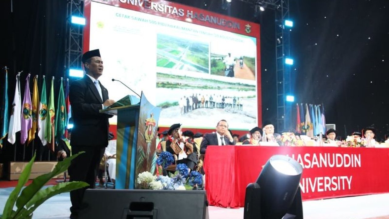 Menteri Pertanian Amran Sulaiman, dalam Dies Natalis Unhas, mendorong kampus untuk mencetak generasi unggul pertanian yang siap menghadapi tantangan bangsa dan mewujudkan swasembada pangan. Apa rahasia di balik dorongan ini?