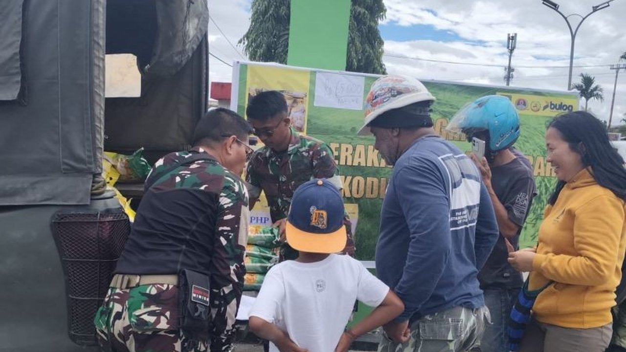 Kodim 1710 Mimika menggelar Pangan Murah Kodim Mimika dengan menyediakan 2,5 ton beras SPHP seharga Rp65.000 per karung, meringankan beban masyarakat di tengah kenaikan harga.