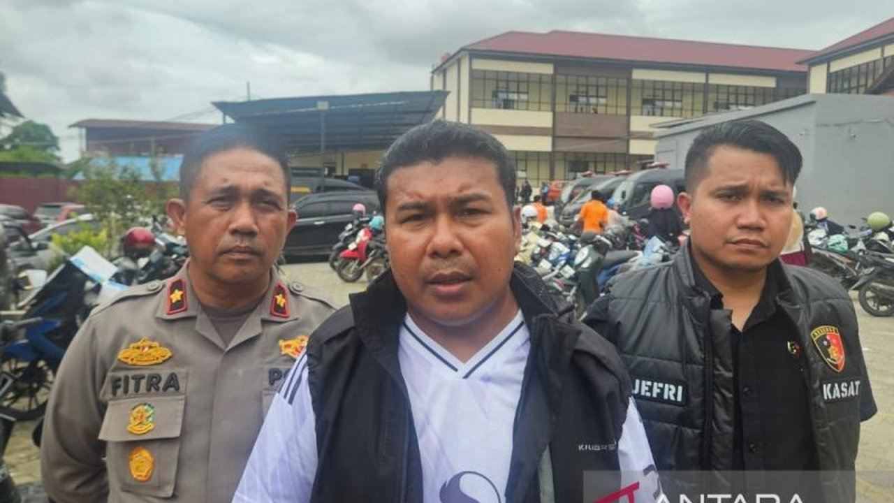 Polisi berhasil membekuk terduga pelaku pembunuhan anak di Konawe Selatan, A (21), yang jasadnya ditemukan dalam karung. Motif awal terungkap adalah pelecehan seksual.