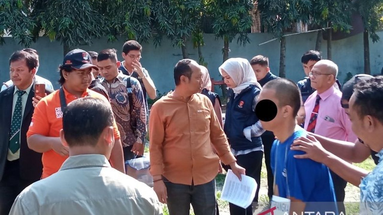 Polres Indramayu gelar rekonstruksi kasus pembunuhan wanita di Indramayu dengan 24 adegan, melibatkan mantan polisi sebagai tersangka. Simak kronologi lengkapnya!