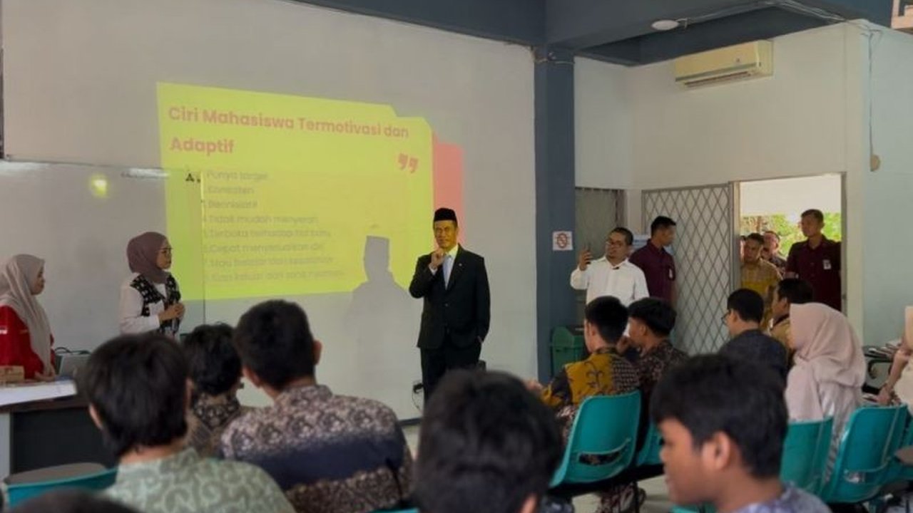 Menteri Pertanian Amran Sulaiman memberikan motivasi mahasiswa baru Unhas untuk berani bermimpi besar dan adaptif terhadap perubahan, membagikan kisah inspiratifnya.