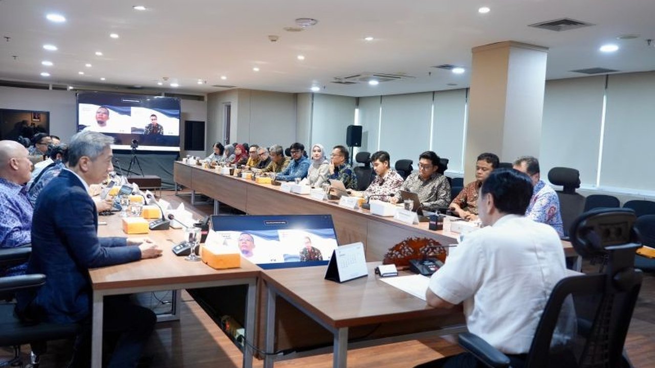 Ketua DEN Luhut Binsar Pandjaitan bertemu Aliansi Ekonom Indonesia membahas tujuh Desakan Darurat Ekonomi, menunjukkan keseriusan pemerintah merespons isu krusial.