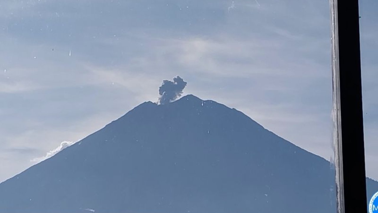 Gunung Semeru Erupsi kembali pada Sabtu (13/9) dengan tinggi letusan 500 meter di atas puncak. Simak detail aktivitas vulkanik dan peringatan PVMBG!