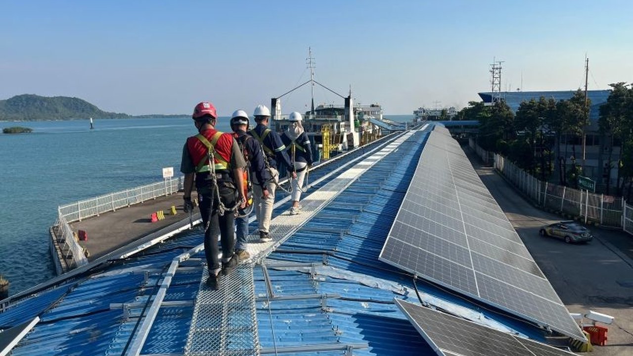 PT ASDP Indonesia Ferry (Persero) membangun Green Port ASDP di Merak dan Bakauheni dengan panel surya berkapasitas besar, berjanji hemat energi dan jaga ekosistem laut. Bagaimana dampaknya?