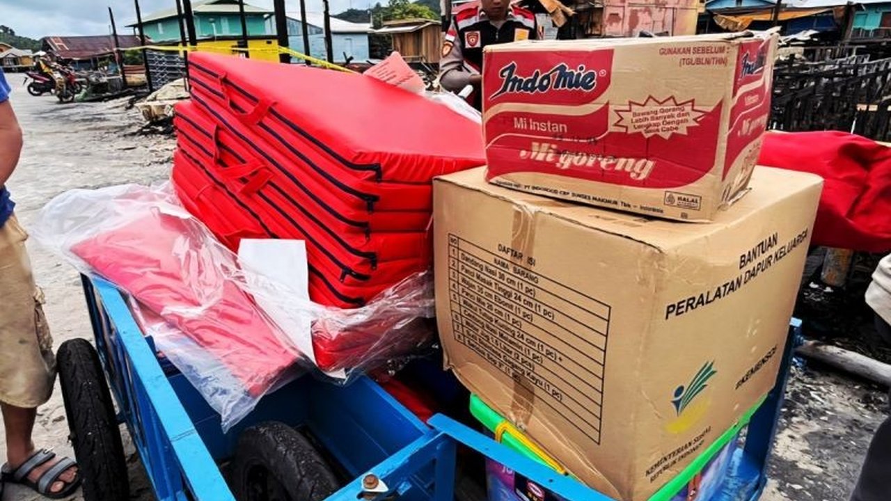 Pemerintah Kabupaten Natuna segera menyalurkan Bantuan Darurat Kebakaran Natuna berupa sembako dan perlengkapan rumah tangga usai 7 bangunan hangus dilalap api di Sedanau. Apa saja bantuan yang diberikan?