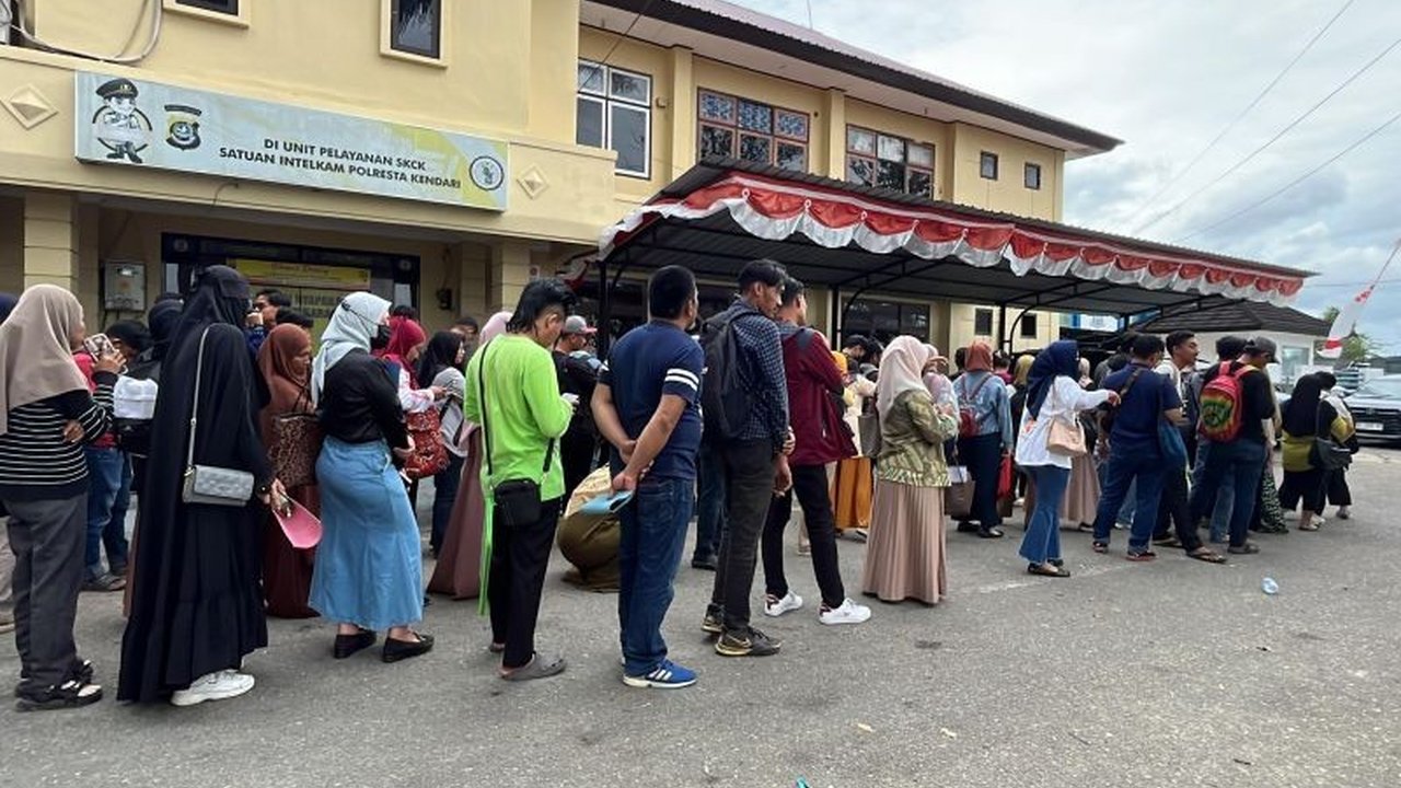 Polresta Kendari kewalahan melayani ribuan permohonan SKCK Calon PPPK paruh waktu, mencatat peningkatan 500 persen dibanding hari biasa. Ada apa di balik lonjakan ini?