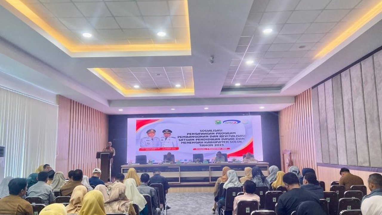 Pemerintah Kabupaten Solok akan merevitalisasi 18 SD/SMP pada 2025. Program Revitalisasi SD/SMP Solok ini diawasi ketat agar sesuai aturan dan hindari penyalahgunaan. Bagaimana Pemkab memastikan suksesnya?