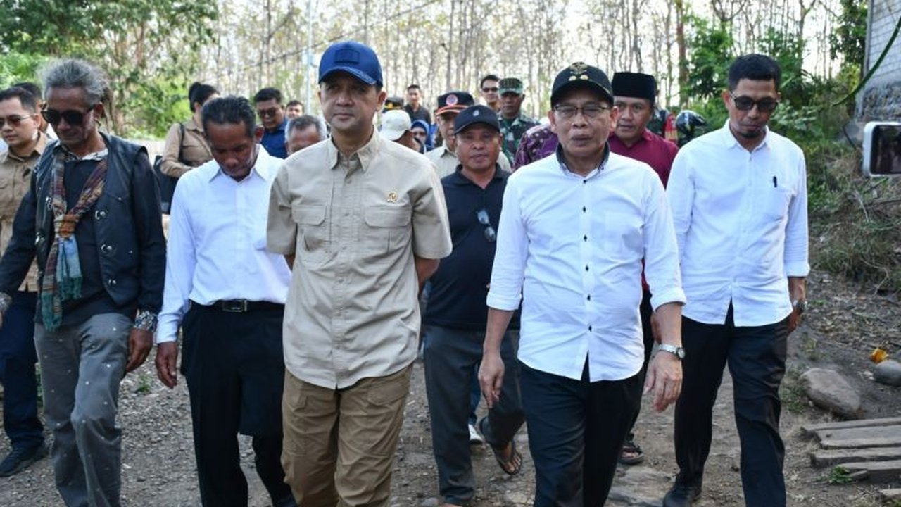 Menteri Transmigrasi M Iftitah Sulaiman Suryanagara genjot potensi **ekonomi digital Lombok Timur** melalui perbaikan infrastruktur dan pengembangan wisata, akankah jadi 'emas baru'?