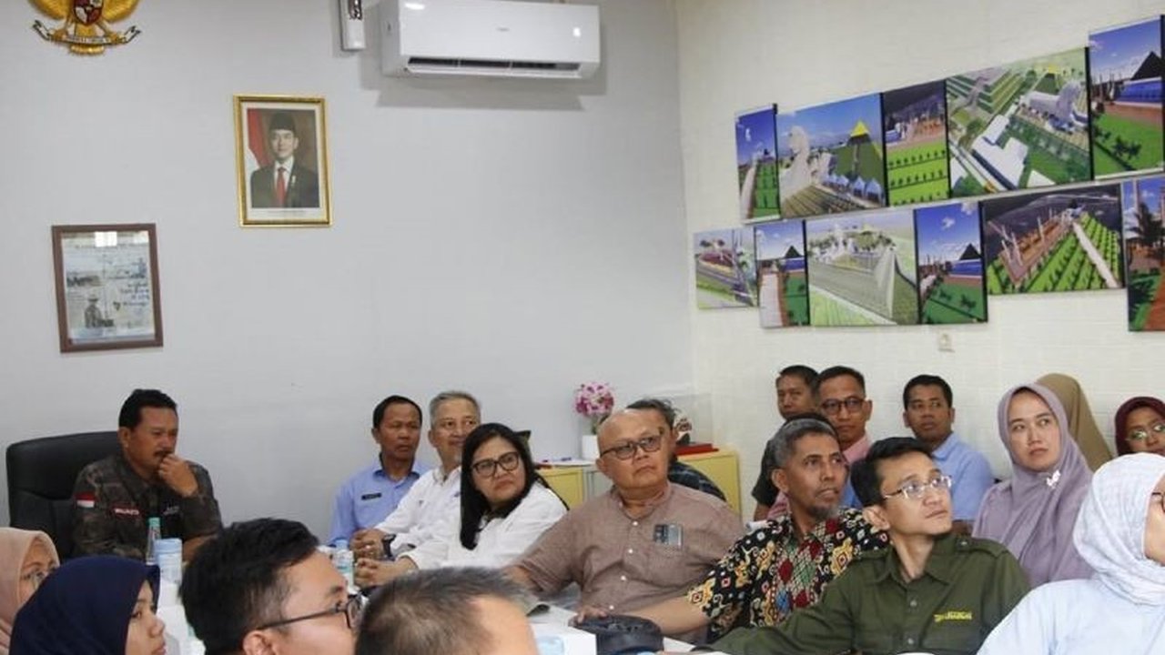 Pemkot Madiun serius wujudkan target bebas sampah 2027! Simak bagaimana kolaborasi dengan ITS dalam pelatihan Pengolahan Sampah Berkelanjutan Madiun akan mengubah kota ini.
