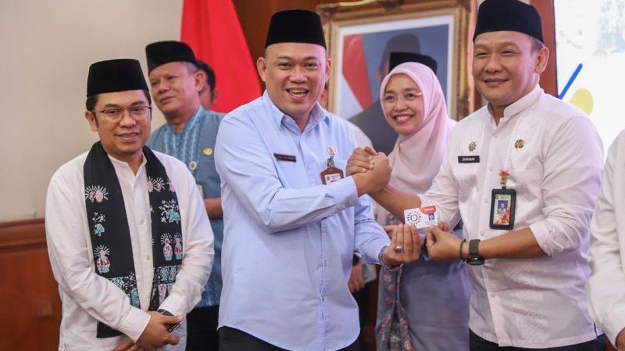 Pemerintah Kota Jakarta Utara mendistribusikan 2.631 Kartu Gratis Transjakarta Jakut kepada warga yang berhak. Simak detail program inklusif yang juga berlaku untuk MRT dan LRT ini!