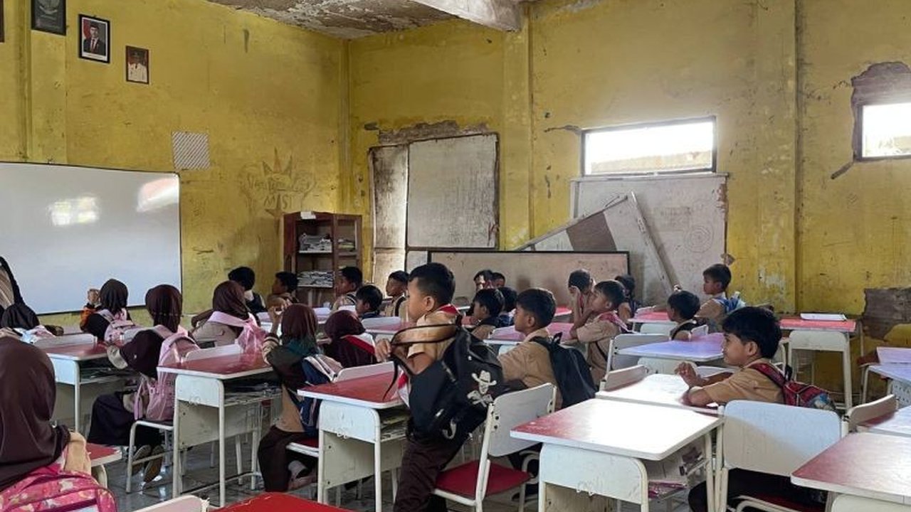 Kabar baik bagi pendidikan! Sebanyak 31 sekolah rusak di Kabupaten Serang akan menjalani perbaikan sekolah Serang sepanjang tahun 2025, didanai APBD dan APBN. Simak detailnya!