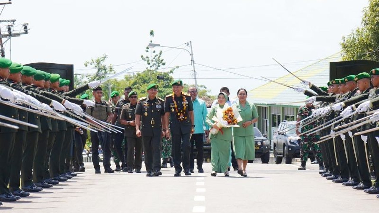 Mayjen TNI Amrin Ibrahim kini resmi menjabat Pangdam XVII Cenderawasih, menggantikan Mayjen TNI Rudi Puruwito. Simak detail upacara penyambutan dan serah terima jabatannya yang penuh tradisi!