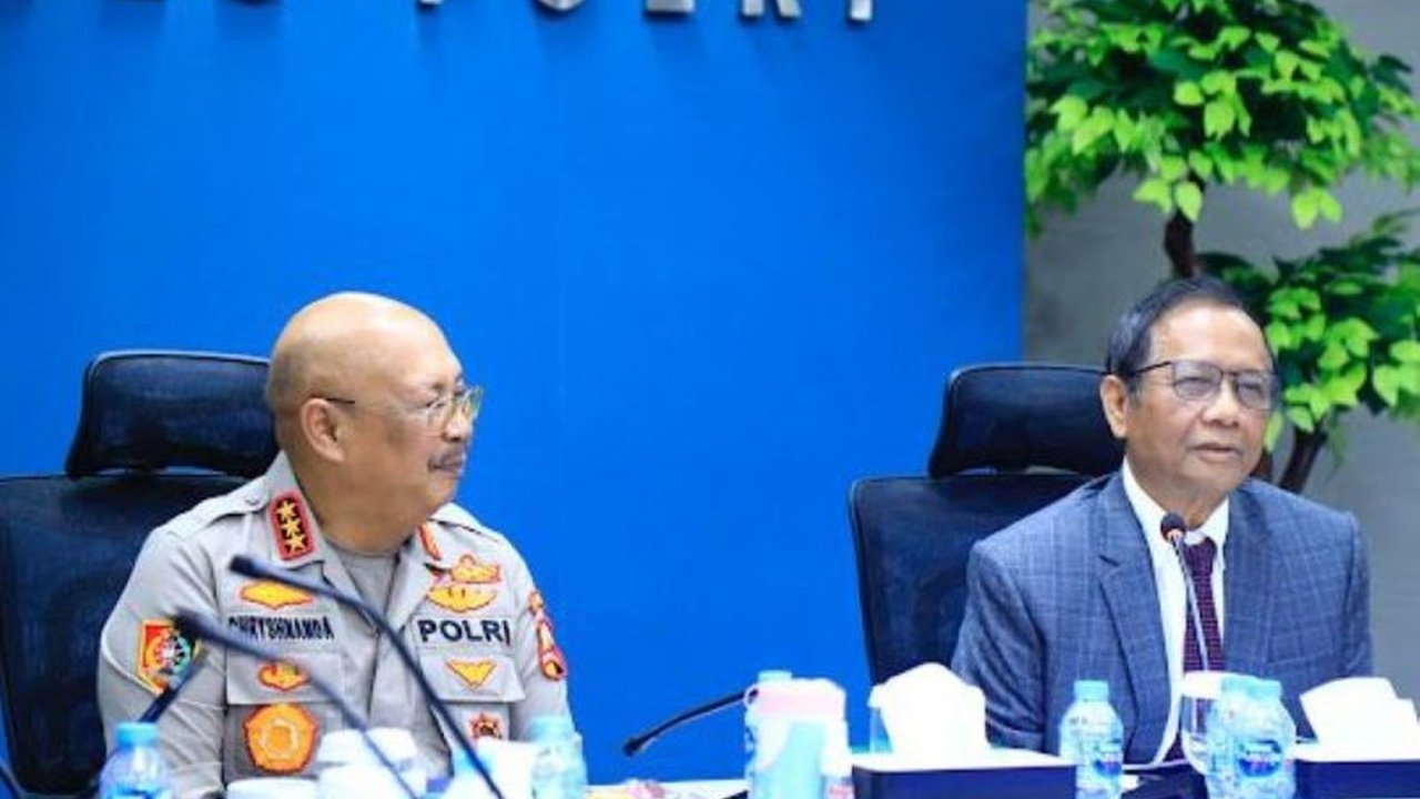Mantan Menko Polhukam Mahfud MD menyoroti tantangan Kepercayaan Publik Polri. Ia menekankan pentingnya kembali ke jati diri serta transformasi pendidikan untuk memulihkan citra di mata masyarakat.