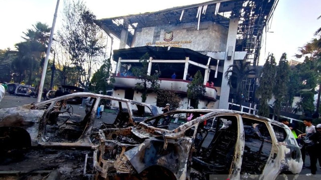 Pemerintah Kota Makassar mengajukan anggaran fantastis Rp375 miliar untuk pembangunan Kantor DPRD Makassar yang terbakar. Akankah gedung baru dibangun atau hanya direnovasi?