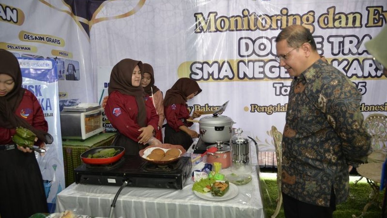 Dinas Pendidikan Jatim terus mengevaluasi Program Double Track SMA bersama ITS dan sekolah pelaksana untuk memastikan relevansi, membekali siswa dengan keterampilan abad 21 dan kewirausahaan.