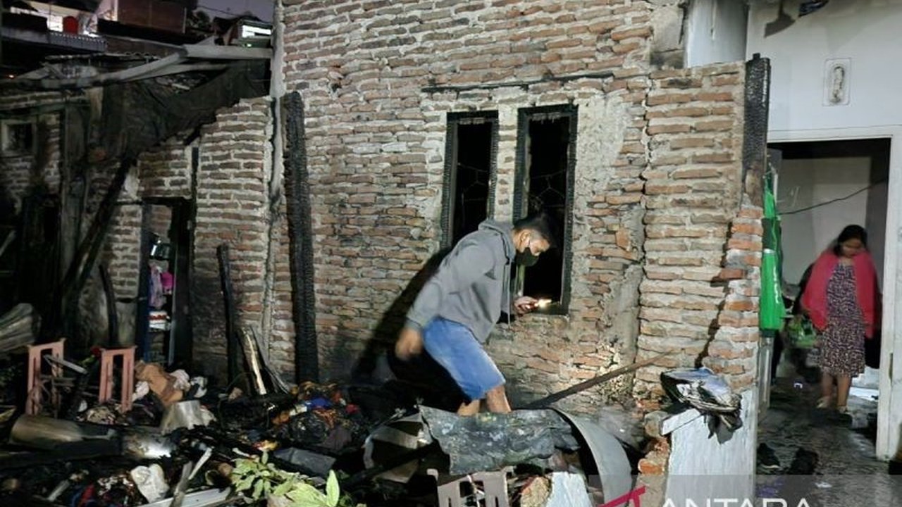 Seorang nenek berusia 67 tahun meninggal dunia dalam peristiwa kebakaran rumah di permukiman padat Jomblang Perbalan, Semarang, yang sulit dijangkau tim pemadam kebakaran. Apa penyebabnya?