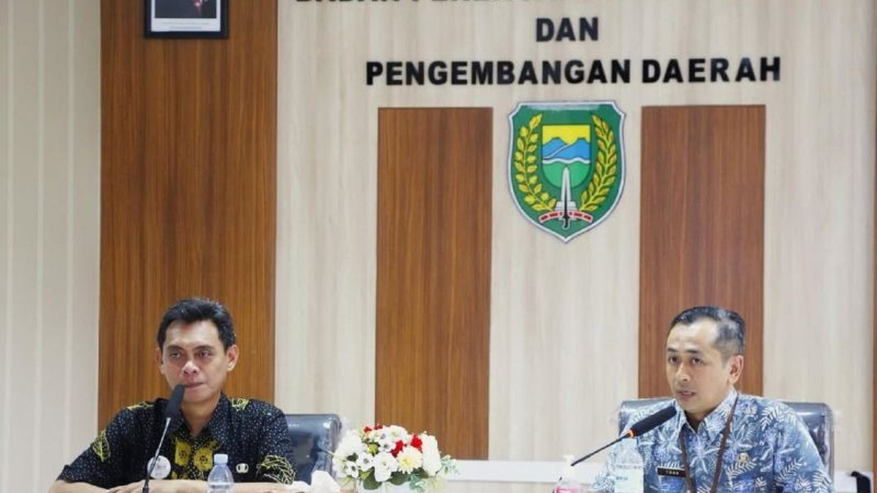 Pemerintah Kota Madiun membentuk Tim Percepatan Pertumbuhan Ekonomi Madiun untuk mengawal strategi pembangunan, memberdayakan UMKM, dan meningkatkan investasi, demi mewujudkan visi Madiun Maju Mendunia.