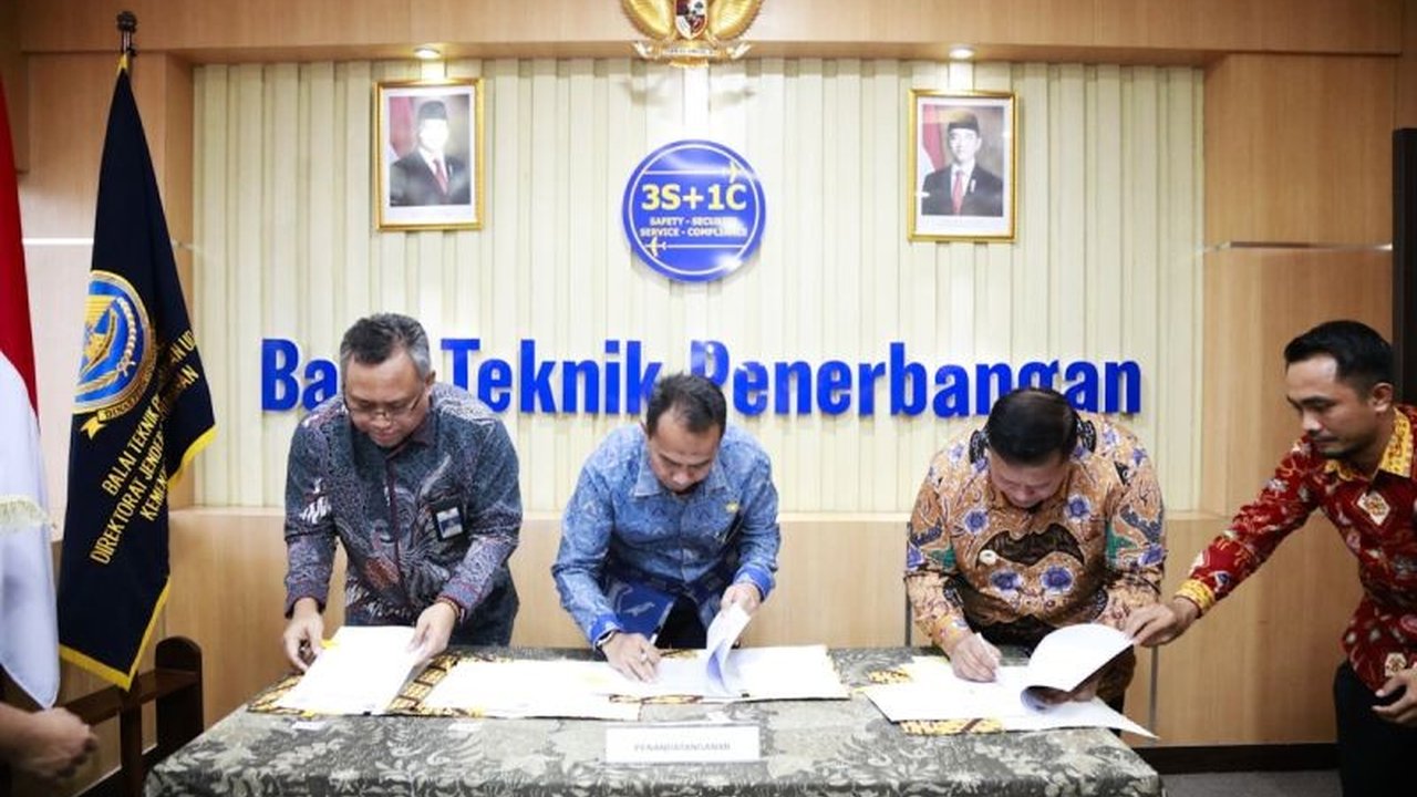 Kementerian Perhubungan menghibahkan BMN tanah di Mukomuko seluas 152x24 meter untuk jalan nasional. Langkah ini memastikan aksesibilitas masyarakat terjaga tanpa mengganggu operasional bandara, sekaligus menunjukkan sinergi pusat-daerah.