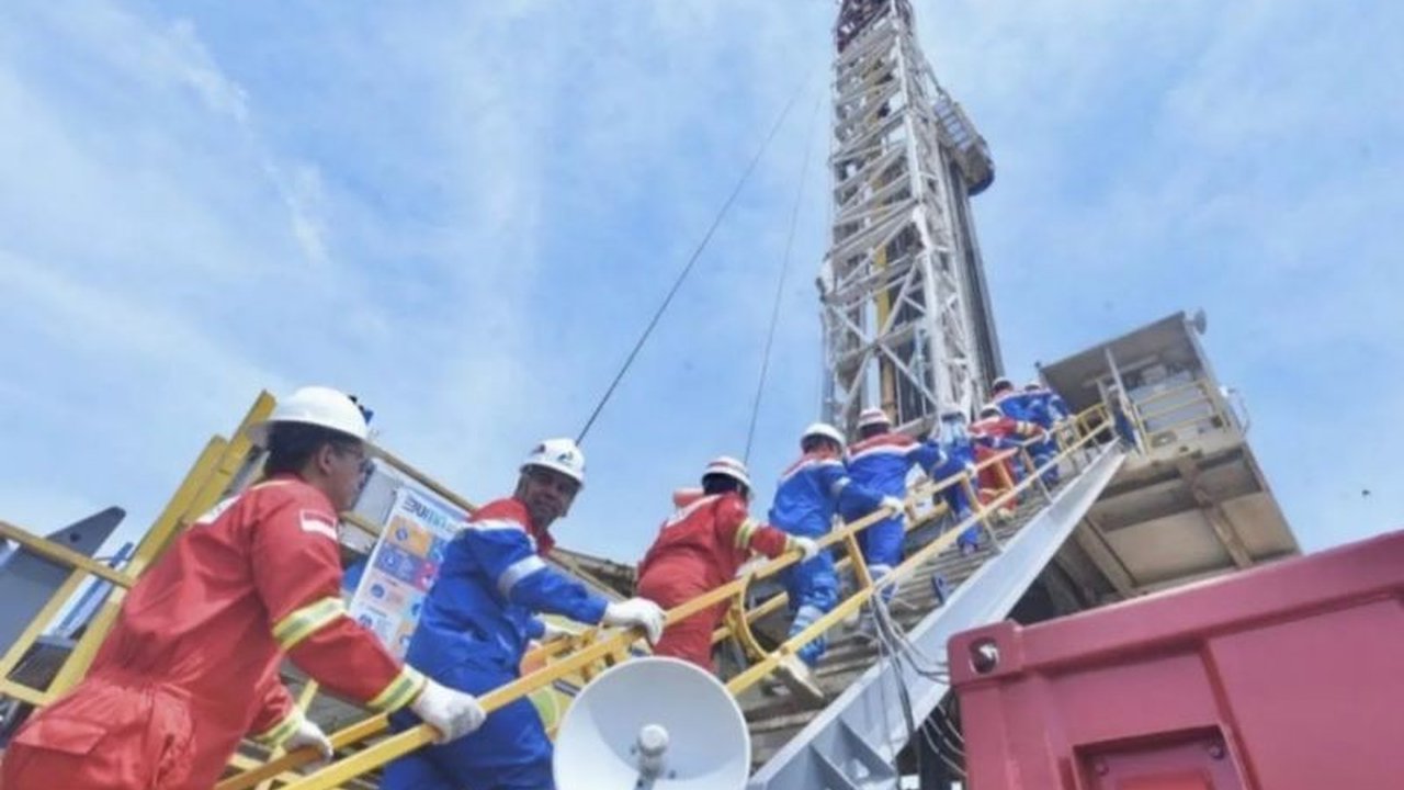 Gubernur Riau Abdul Wahid menyambut positif temuan cadangan migas WK Rokan sebesar 724 juta barel setara minyak, berharap membawa dampak signifikan bagi perekonomian daerah.