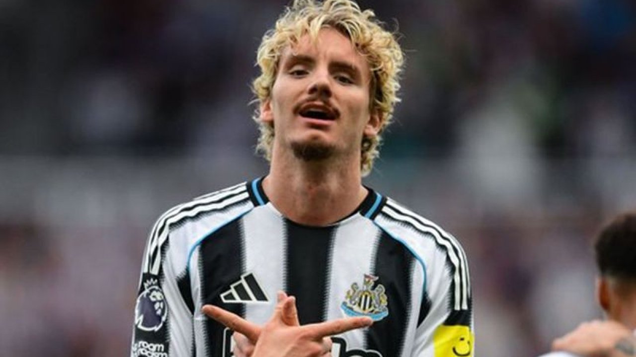 Nick Woltemade, striker anyar Newcastle, berhasil mencetak gol pada debutnya di Liga Inggris, membawa kemenangan perdana bagi The Magpies dan mencetak sejarah baru.