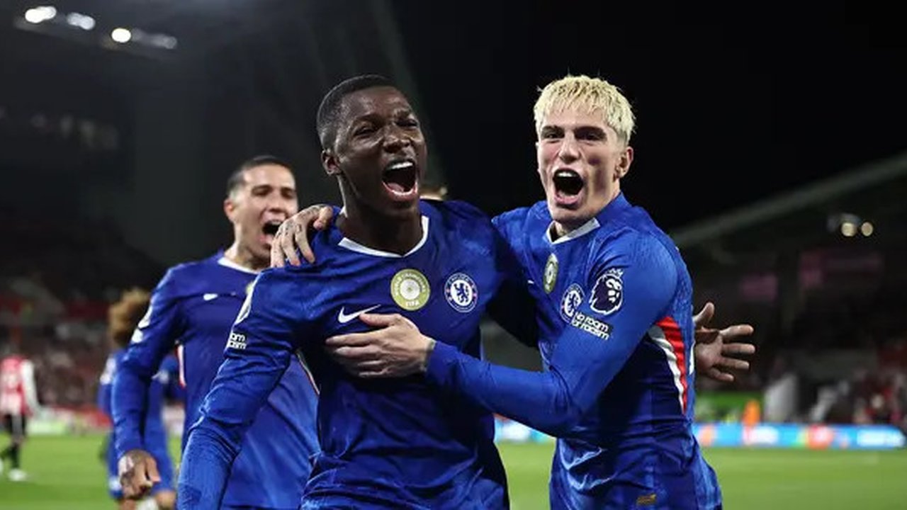 Gelandang Chelsea, Moises Caicedo (kiri), mencetak gol ke gawang Brentford pada pekan 4 Liga Inggris 2025/2026 di Gtech Community Stadium, Minggu (14/9/2025) dini hari WIB. (HENRY NICHOLLS /