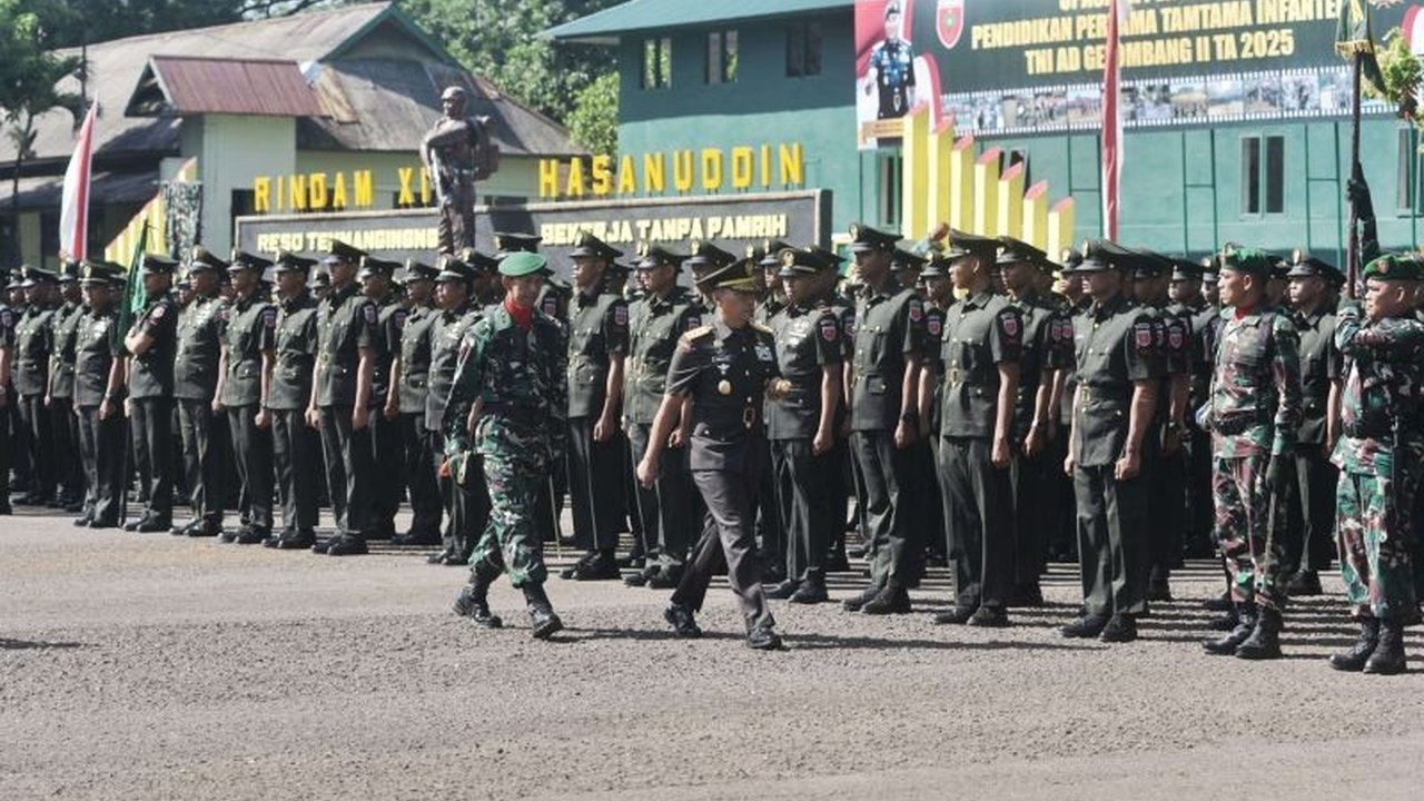 Pangdam XIV/Hasanuddin Mayjen TNI Windiyatno resmi menutup Pendidikan Pertama Tamtama (Dikmata TNI AD) Gelombang II TA 2025, melantik 2.434 prajurit baru yang siap mengabdi.