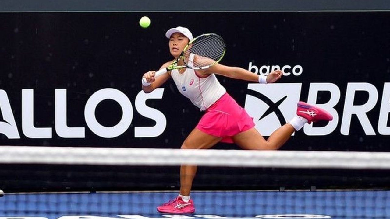 Petenis muda Indonesia, Janice Tjen, mencetak sejarah dengan menembus final pada debut WTA-nya di Sao Paolo, mengikuti jejak legenda tenis nasional. Bagaimana ia melakukannya?