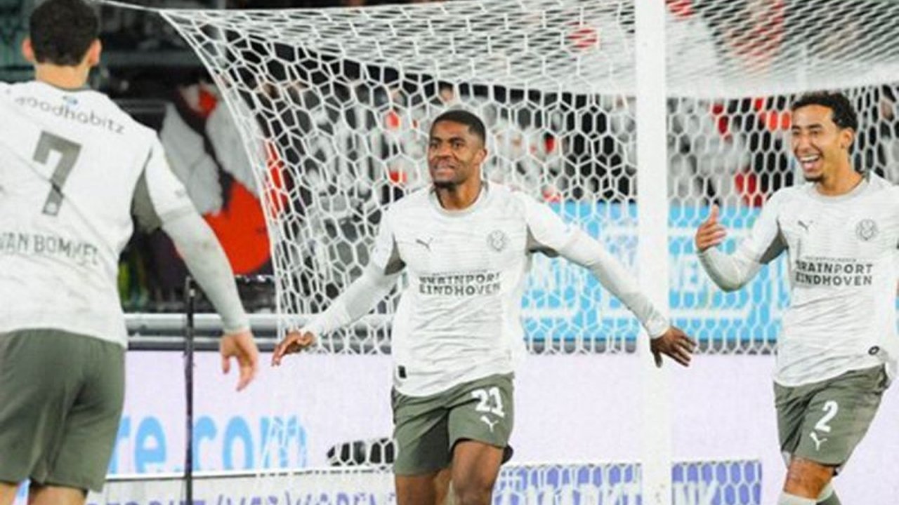 Pekan kelima Liga Belanda menyajikan drama gol dan kemenangan krusial. PSV Eindhoven tampil perkasa menghantam NEC 5-3, sementara Feyenoord raih kemenangan tipis. Simak selengkapnya hasil Liga Belanda!