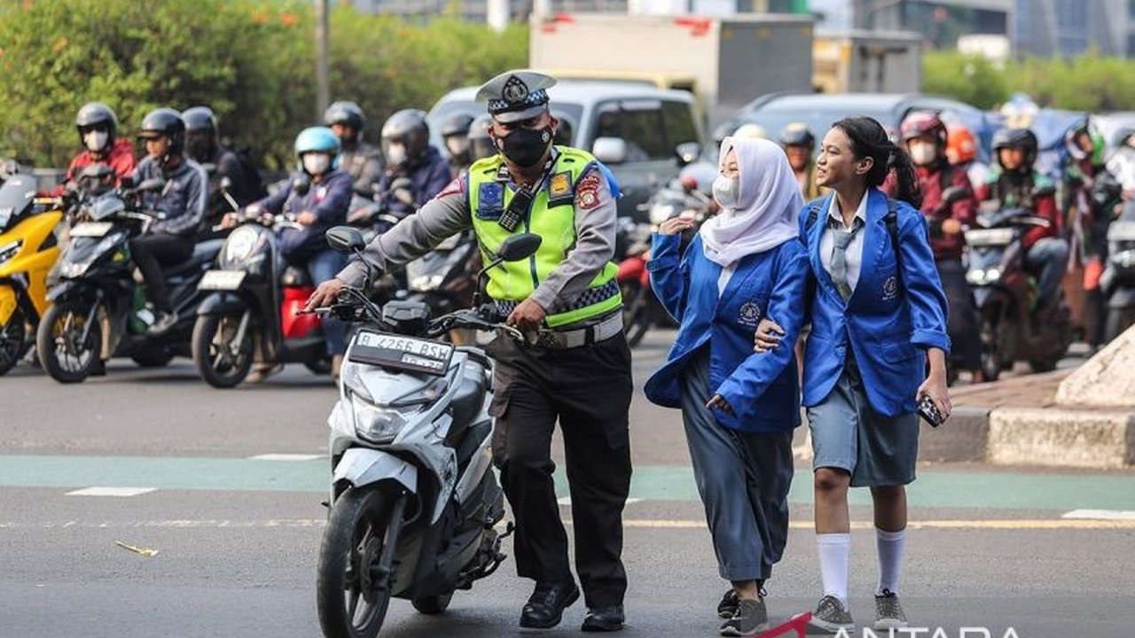 Tuntutan Reformasi Polri semakin menguat, bahkan Mahfud MD pernah menyoroti biaya lapor kehilangan yang fantastis. Bagaimana Polri bisa mewujudkan sosok polisi ideal yang humanis dan profesional?