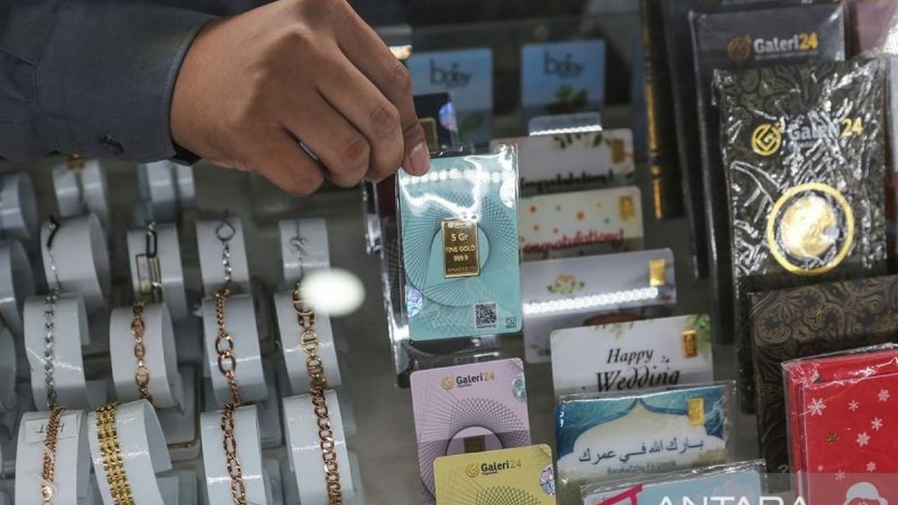 Simak update terbaru harga emas Pegadaian hari ini, Minggu (14/9). Emas Antam dan Galeri24 mengalami kenaikan, sementara emas UBS justru menunjukkan penurunan. Cek detail harga emas Pegadaian sekarang!