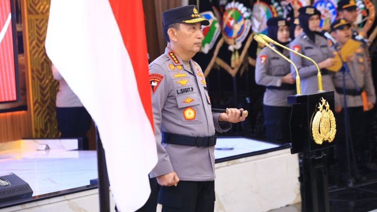 Kapolri Jenderal Listyo Sigit Prabowo memimpin upacara Kenaikan Pangkat Perwira Tinggi Polri bagi 27 personel. Simak detail lengkapnya di sini!