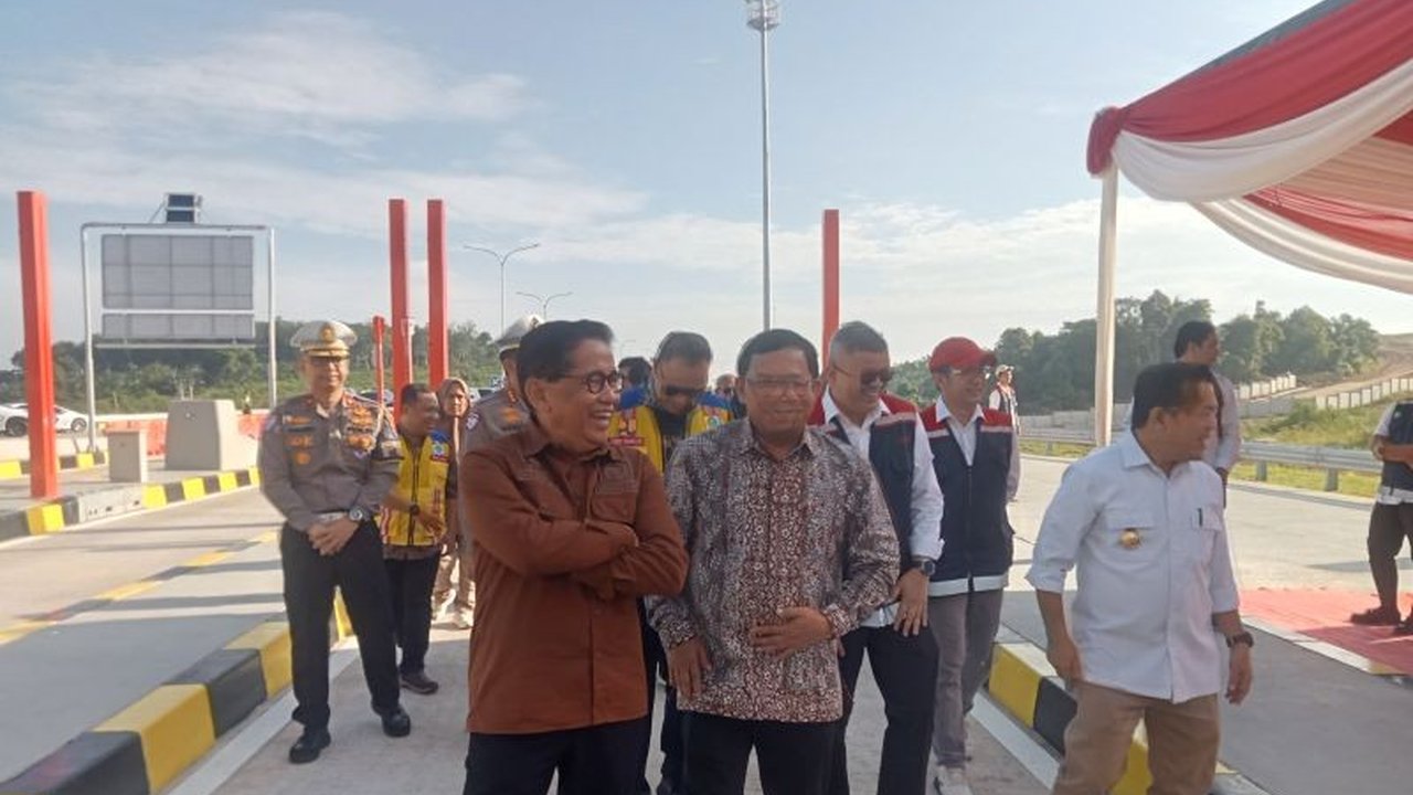 Pimpinan BAKN DPR RI mengungkap target penyelesaian Jalan Tol Trans Sumatera ruas Jambi-Lampung pada 2028. Simak tantangan dan strategi pembiayaannya di sini!