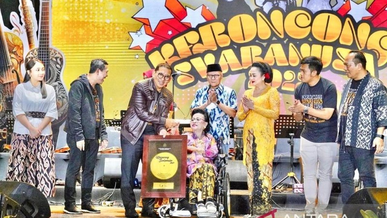 Pemerintah, melalui Kementerian Kebudayaan, menegaskan komitmennya melestarikan musik keroncong dengan menggelar Keroncong Svarnanusa 2025 di Blitar. Simak bagaimana gelaran ini menjadi upaya menjaga warisan budaya bangsa.
