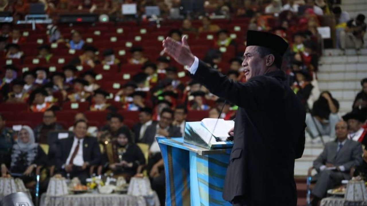 Menteri Pertanian Andi Amran Sulaiman menyediakan bantuan pompanisasi untuk sawah petani yang terendam banjir di Maros akibat pembangunan perumahan, menawarkan solusi agar petani tidak lagi gagal panen.