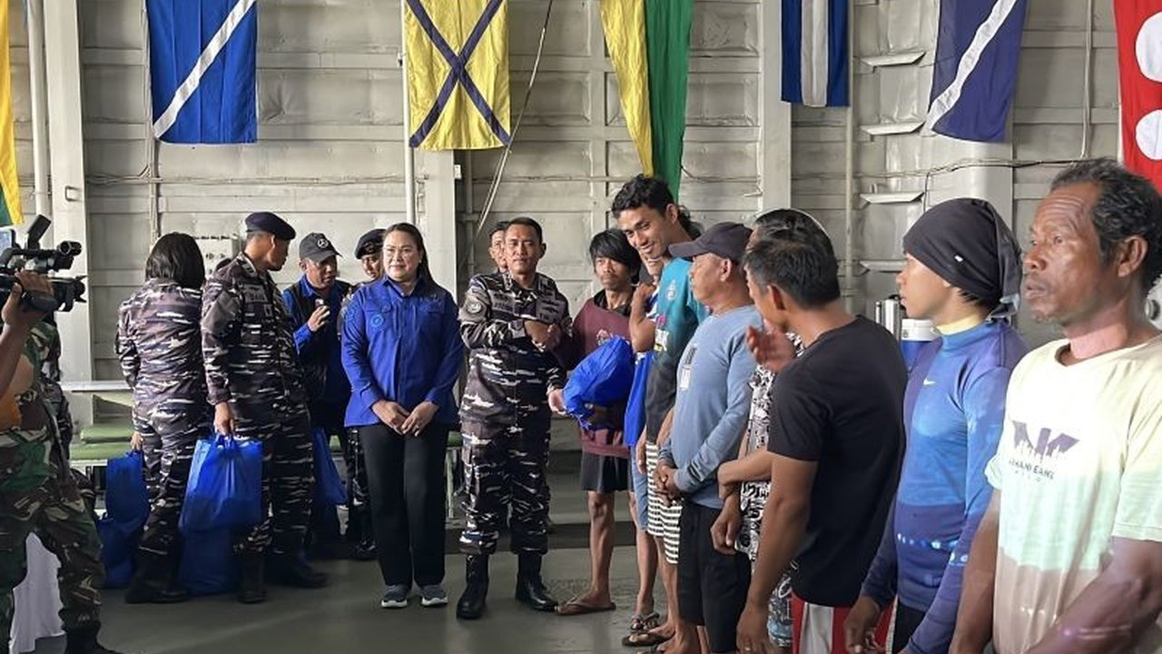 Satgas Operasi Trisila 25/III melalui KRI Teluk Ende-517 membagikan 300 paket sembako kepada nelayan di Donggala, Sulawesi Tengah. Selain itu, kegiatan edukasi bahari juga digelar. Simak detail operasi Satgas Trisila ini!