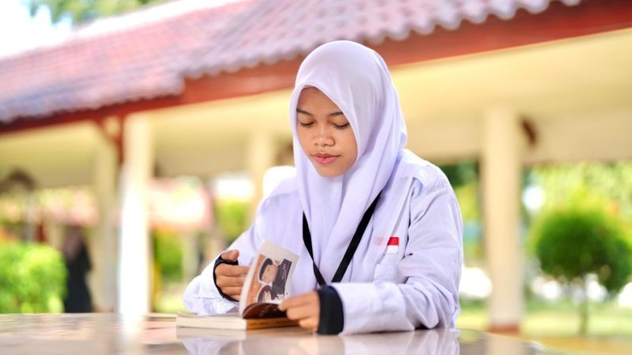Adelia Eka Tri Septiani (16) menemukan rumah kedua di Sekolah Rakyat, mengubah hidupnya dari keterbatasan menjadi peluang emas mewujudkan cita-cita hakim. Kisah inspiratif ini patut disimak!