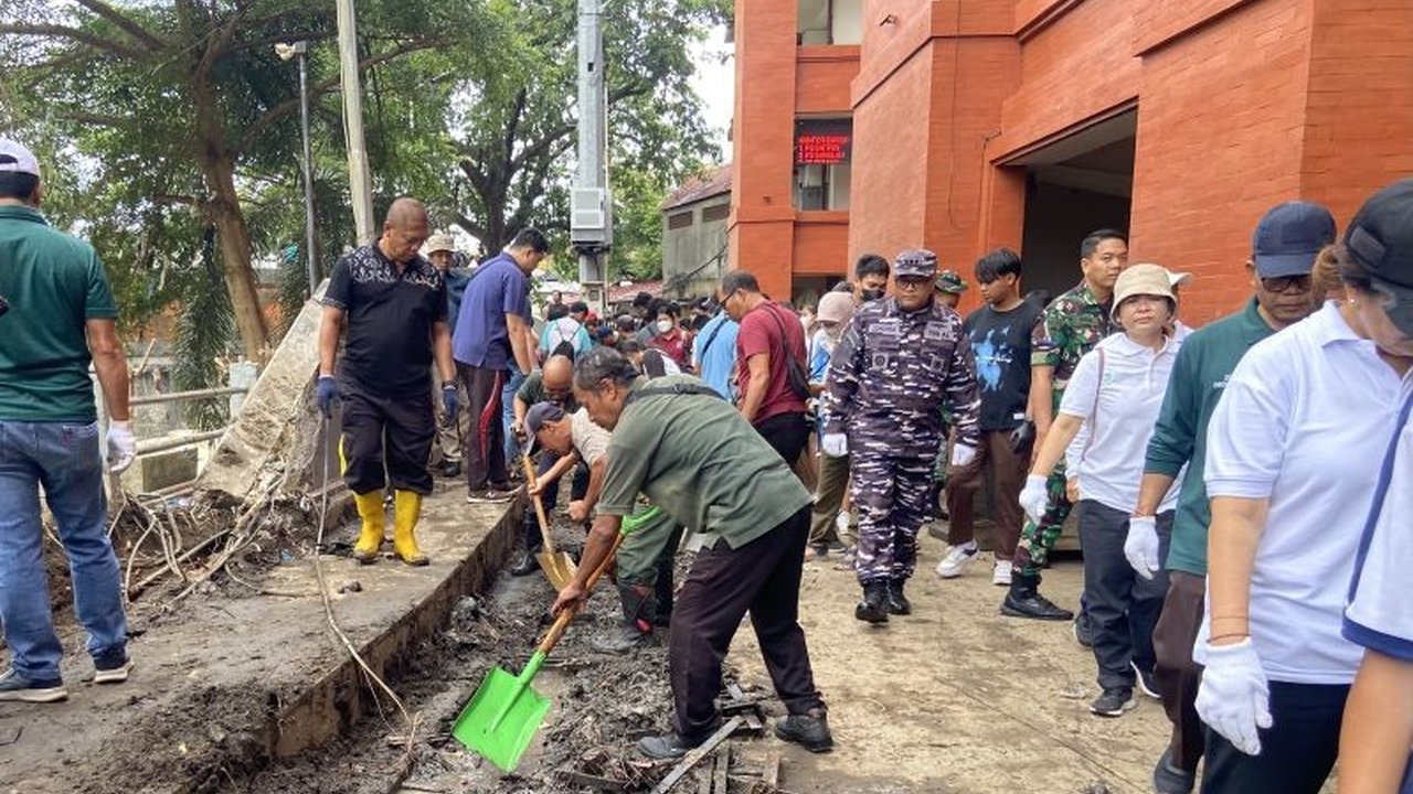 Menteri Lingkungan Hidup Hanif Faisol Nurofiq memimpin 1.100 orang membersihkan sampah banjir Denpasar, dengan 84 ton sampah terkumpul. Bagaimana penanganan selanjutnya?