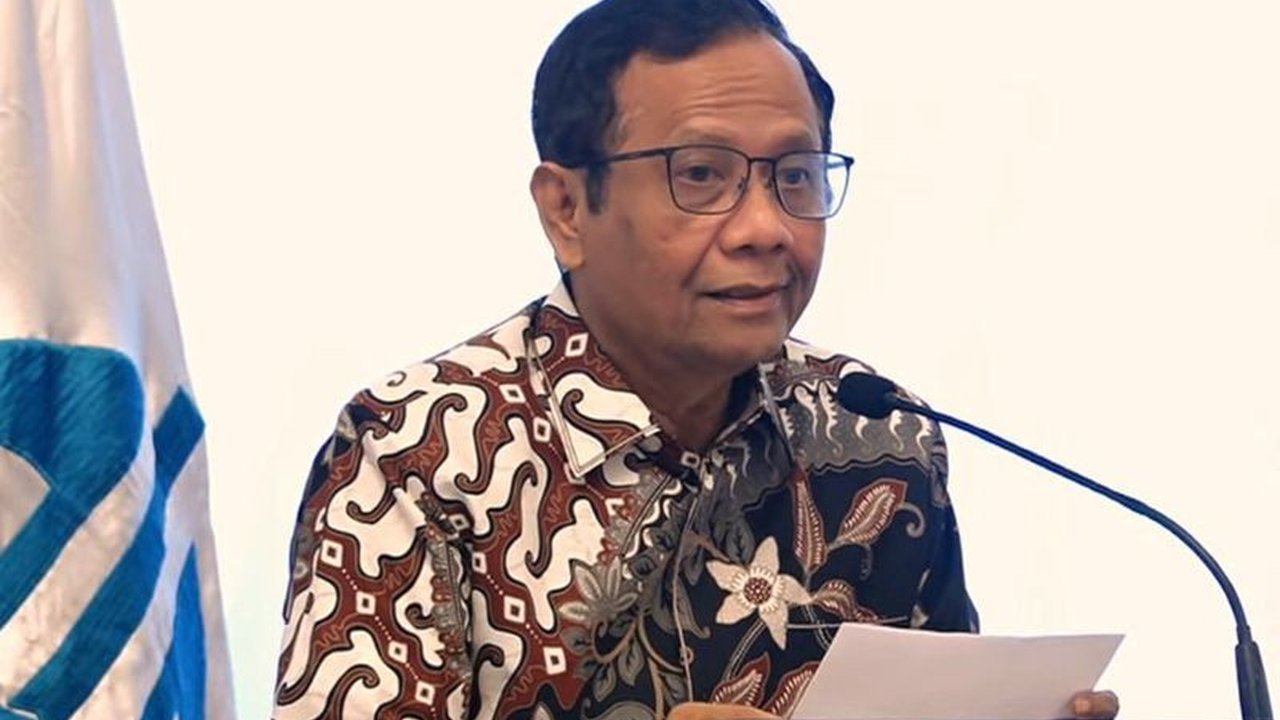 Mantan Menko Polhukam Mahfud MD menegaskan kinerja Polri secara umum baik, memastikan masyarakat merasa aman dan nyaman. Apa alasan di balik penilaian ini dan tantangan yang dihadapi?