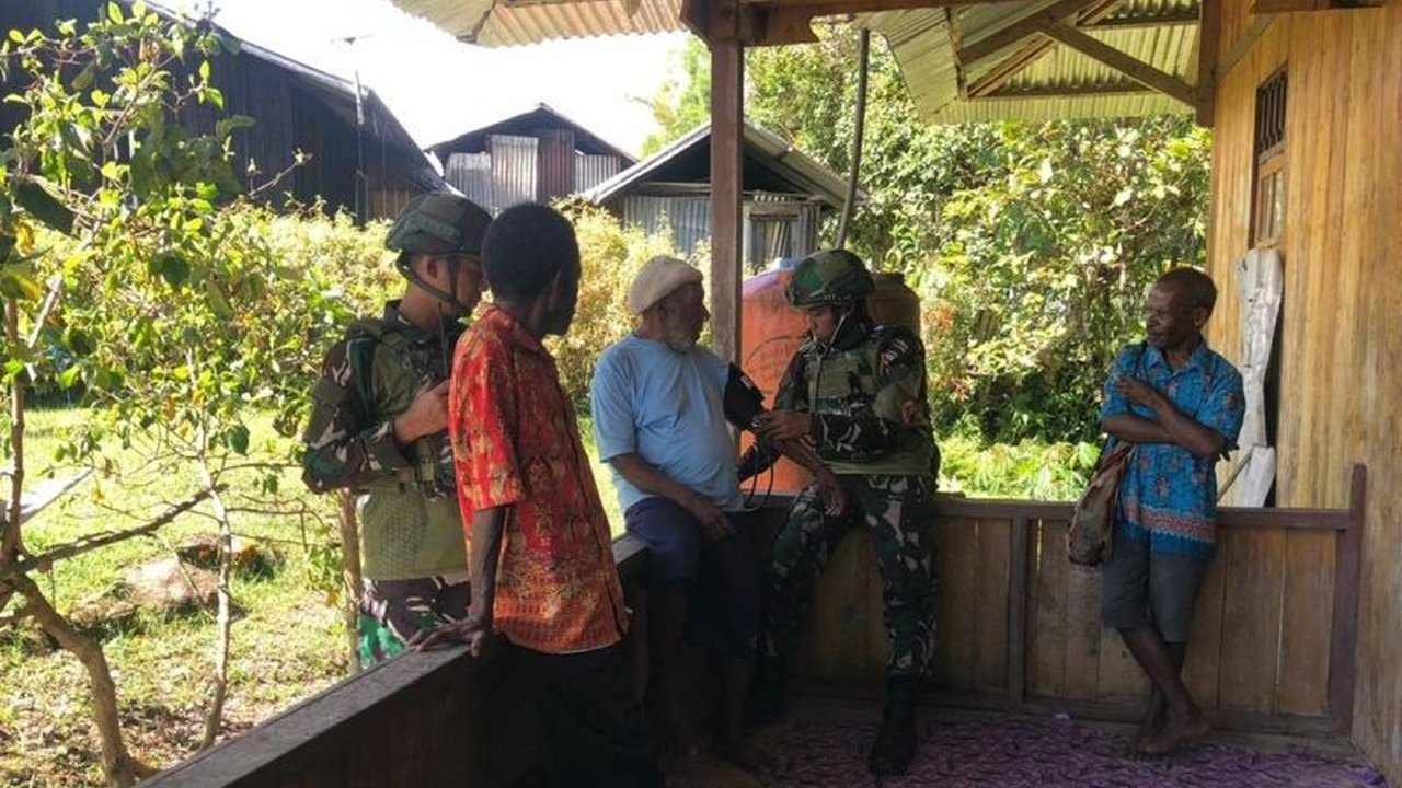 Satgas Yonif 521/DY gencar perkuat program CKG Yalimo di Papua Pegunungan, langsung mendatangi rumah warga. Ingin tahu bagaimana mereka menjangkau daerah sulit?