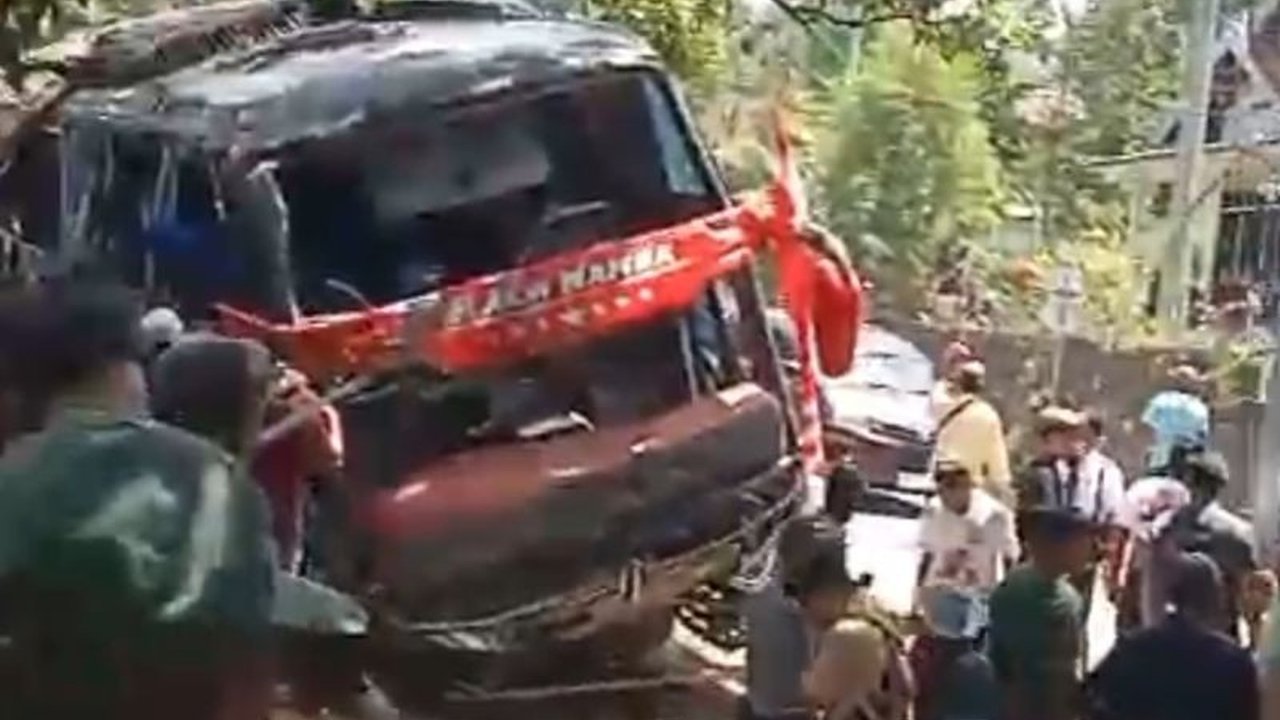 Kecelakaan Bus RSBS Jember di lereng Gunung Bromo menewaskan delapan karyawan. Insiden tragis ini terjadi usai liburan, menyisakan duka mendalam dan pertanyaan tentang penyebabnya.