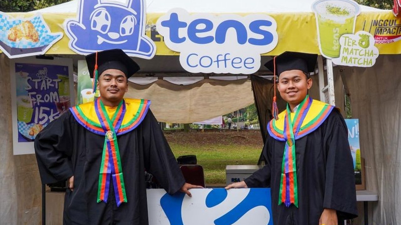 Dua wisudawan UI bisnis kopi, Firdausi Del Izzat Gazera dan Anas Taufiqurahman Fatah, berhasil mengembangkan usaha Tens Coffee hingga enam cabang. Bagaimana mereka memulainya?