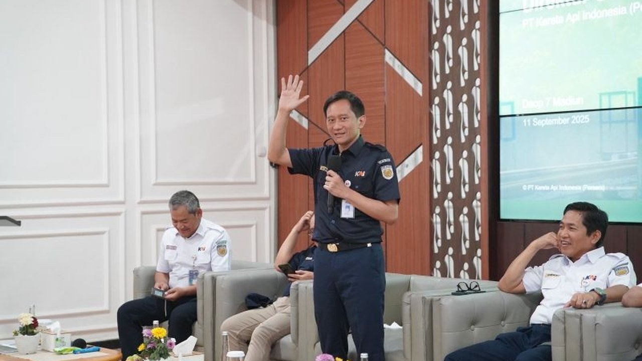 Dirut KAI Tinjau Madiun, Bobby Rasyidin memastikan layanan optimal di Daop 7 serta membahas progres pemesanan kereta dengan PT INKA. Apa saja fokus utama kunjungan ini?