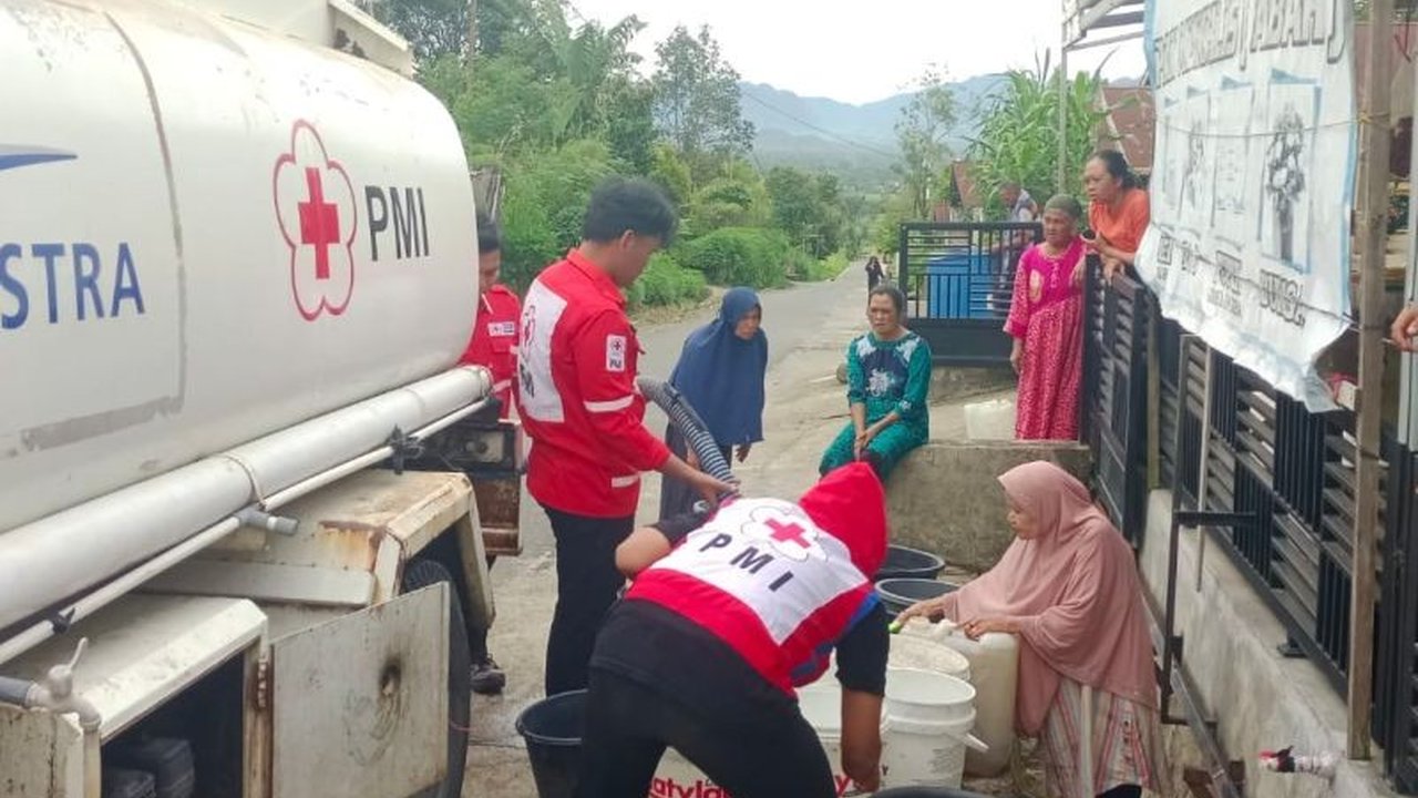 Badan Penanggulangan Bencana Daerah (BPBD) Agam secara masif melakukan distribusi air bersih ke 11 nagari yang terdampak kekeringan parah, sebuah upaya vital untuk memenuhi kebutuhan dasar warga.