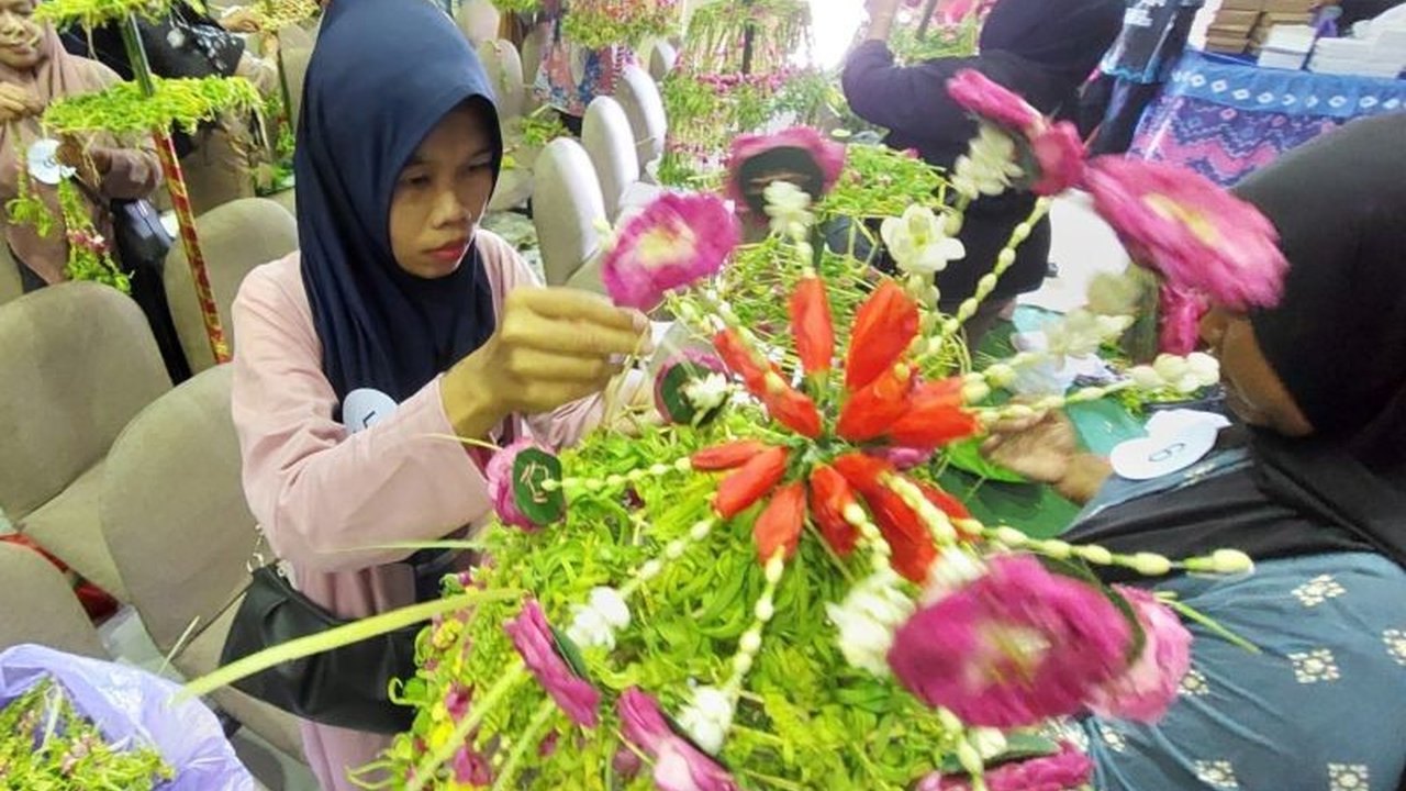 Dinas Pendidikan dan Kebudayaan Kalimantan Selatan sukses melombakan Payung Kembang, warisan budaya khas Banjar yang unik dan tidak ditemukan di provinsi lain, untuk melestarikan tradisi dan menyambut Temu Karya Taman Budaya se-Indonesia.