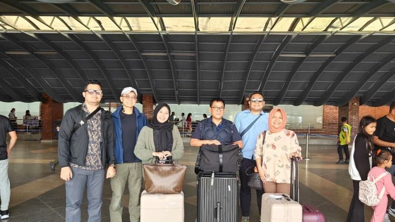 Kementerian Luar Negeri (Kemlu) berhasil memfasilitasi pemulangan 17 WNI dari Nepal usai kerusuhan, mengingatkan pentingnya kewaspadaan saat bepergian ke luar negeri.