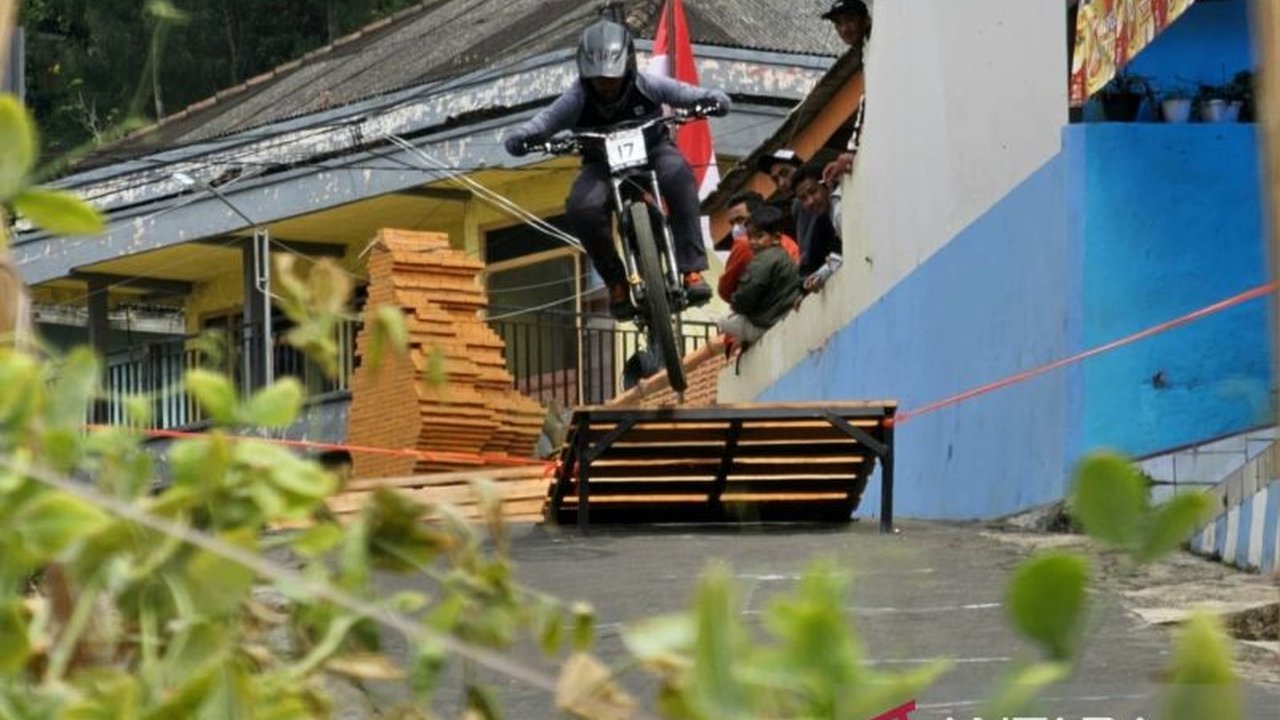 Khoiful Mukhib sabet podium juara Men Elite IDH Urban 2025 di Pasuruan dengan catatan waktu tipis. Penasaran strategi adaptasi dan tantangan yang dihadapinya?