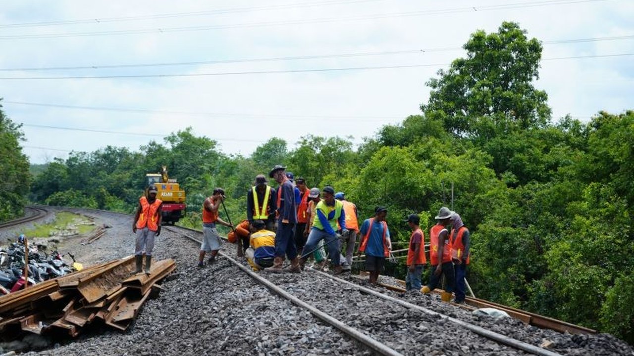 PT KAI Divre III Palembang fokus amankan 32 titik rawan longsor dan amblas di jalur kereta api saat musim hujan, siapkan mitigasi preventif demi keselamatan penumpang.