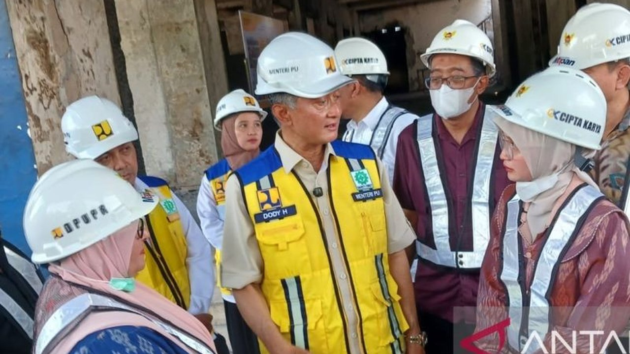 Menteri PU Dody Hanggodo meninjau langsung kondisi gedung DPRD Kota Kediri yang terbakar, membahas potensi relokasi, dan mengungkap total kerugian nasional akibat aksi massa mencapai Rp1 triliun. Akankah gedung DPRD Kediri pindah?